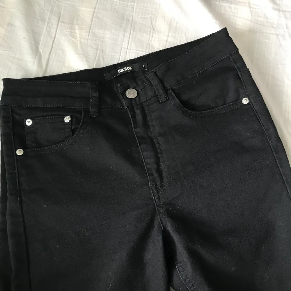 Ett par svarta jeans från bikbok. Använda fåtal gånger. Buda! Köparen står för frakten. . Jeans & Byxor.