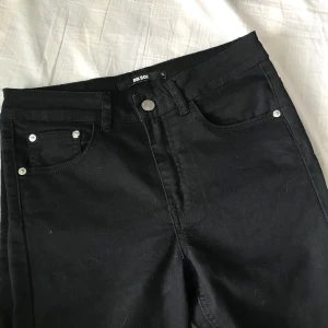 Jeans  - Ett par svarta jeans från bikbok. Använda fåtal gånger. Buda! Köparen står för frakten. 