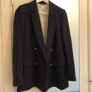 Blazer  - Marinblå blazer med ”krit” ritande vita stäck på samt med guldiga knapp detaljer. Lite oversize modell