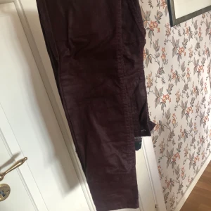 Byxor - Skinn immeterade byxor i en cool lila färg, dom passar strl 38 ungefär :)