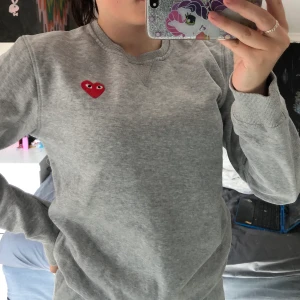 Tjocktröja - Äkta COMME DES GARCONS Play tröja, använd 1 gång😍
