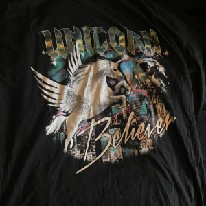 Unicorn tshirt - Gratis frakt! Kortärmad tshirt med unicorn tryck o texten ”unicorn believer”. stl xs men oversized så passar upp till M 