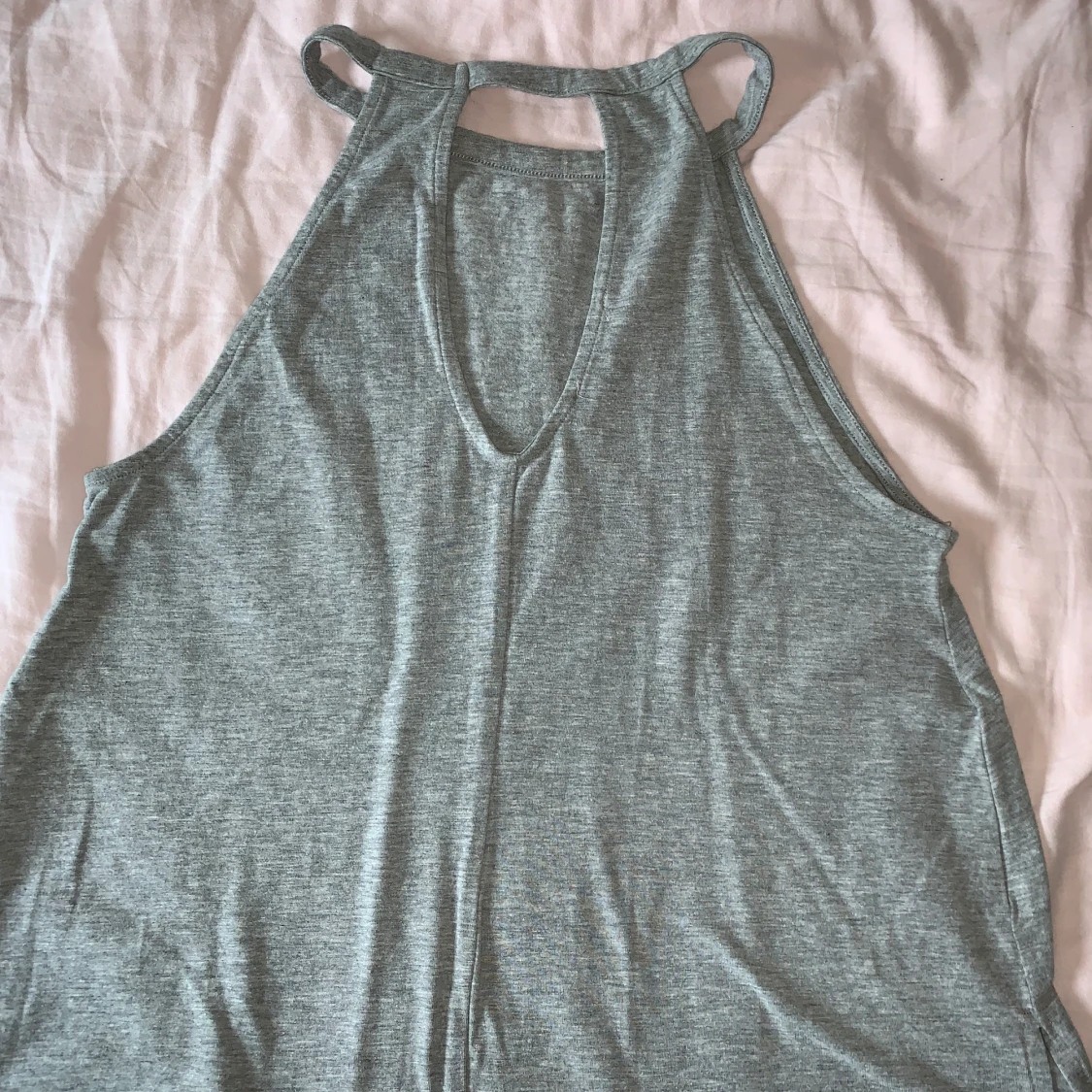 Grått linne med fin urringning i ryggen! - 90