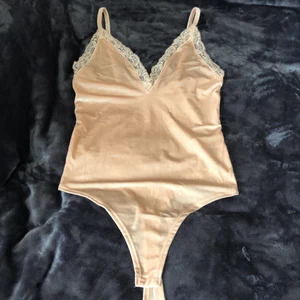 Ljusrosa spets body från Bikbok strl S - Köpt för 1 år sen, aldrig använd (inte min stil). Bra skick. Passar både S och M