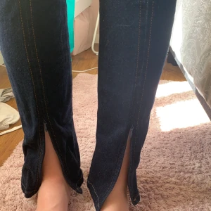 Na kd jeans med slits - Säljer dom här skit coola jeansen med slits ner till, säljs pgr av att jag inte tkr jag passar i dom