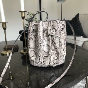 Liten väska från H&M  - Säljer denna väska från H&M. Aldrig använd. Priset är ex. frakt