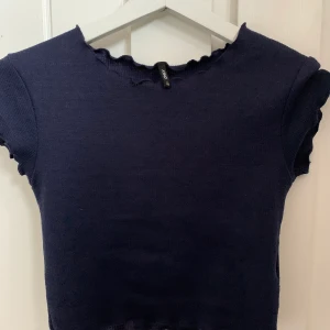 Topp - En topp från only nästan aldrig andvänd då jag inte passar i den.Köparen står för frakten.