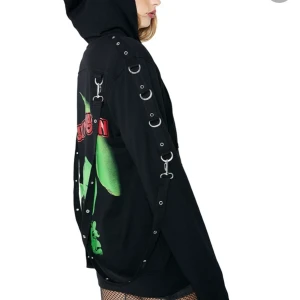 MARILYN MANSON HOODIE - Säljer världens finaste hoodie pga har knappt använt den. Nyskick. Oversized modell. Sjukt feta straps som är avtagbara. Köpt för 700 kr på killstar. Priset går att diskutera!! och köparen står för frakten 🦋💘💘 kan skicka fler egna bilder om det önskas❤️