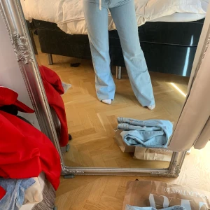 populära zara jeansen! - säljer dem populära zara jeansen som är helt slutsålda i alla storlekar! Detta är storlek 36 och är klippta ca 3cm! Aldrig använda och har till och med lapp på som ni ser på bild 💕💕💫 köparen står för frakt - BUDA 🤍 högsta bud 420! Avlutats den 1 aug 🦋