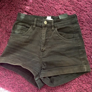 Shorts - Svarta högmidjade shorts. Storlek 34. Väldigt använda men mycket fint skick!! 