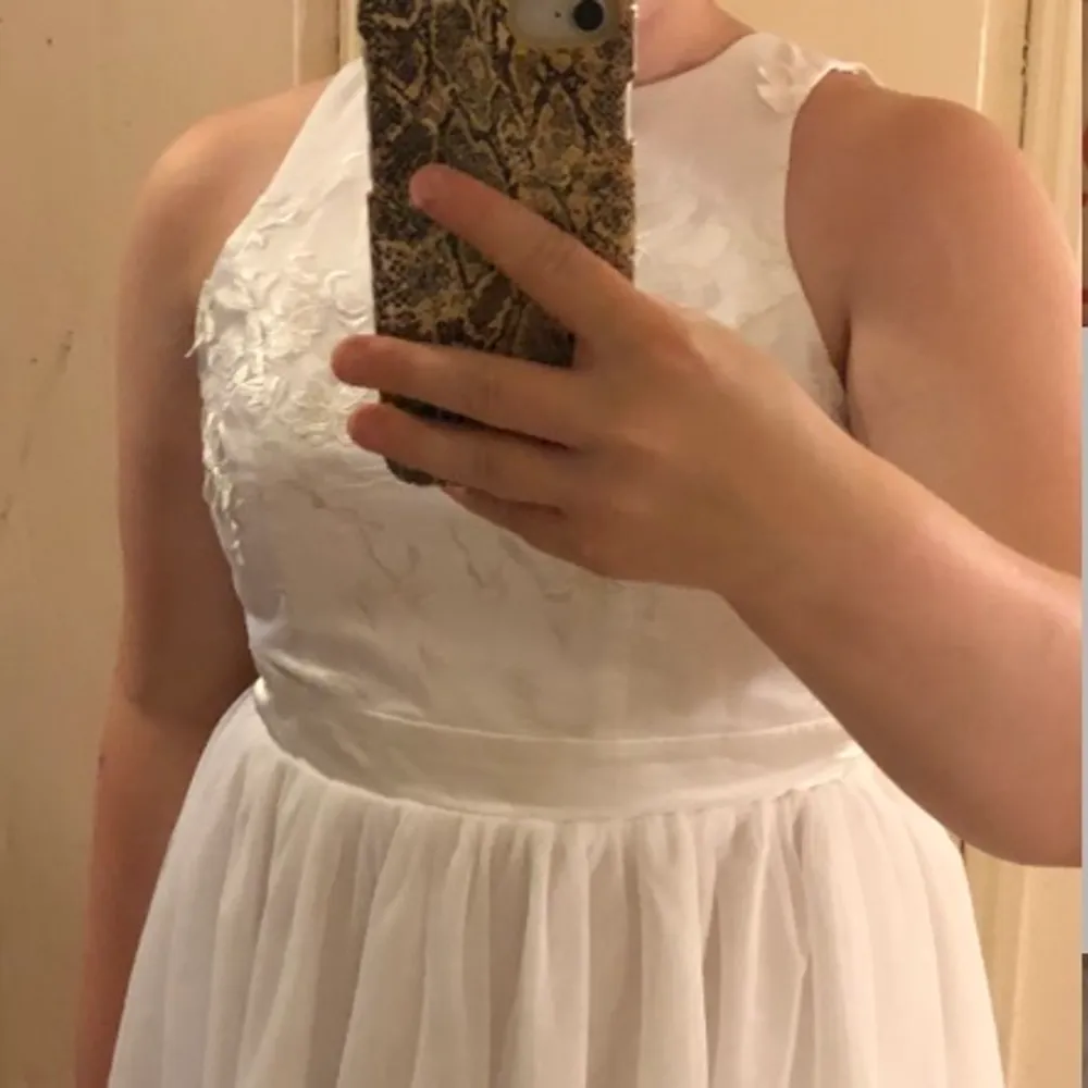 Hel Vit klänning som är helt ny, användes högts 2h till en skolavslutning. Den är vit, från bubbleroom. Prinsess kjol ner till knäna och broderade blommor på bröstet💞 storlek:36=Small //ny pris 800. Klänningar.