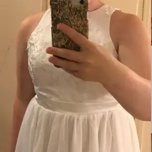 Hel Vit klänning som är helt ny, användes högts 2h till en skolavslutning. Den är vit, från bubbleroom. Prinsess kjol ner till knäna och broderade blommor på bröstet💞 storlek:36=Small //ny pris 800