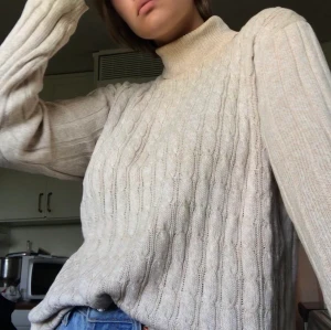 Så fin vintage polo! - Så fin beige polotröja! Ganska tunn så perfekt till kyliga sommardagar, annars kan man ju ha en tröja under när det börjar bli kallt😉 Vintage och rätt gammal därav missfärgad på insidan av kragen, men det syns knappt när den är på. FRI FRAKT :)