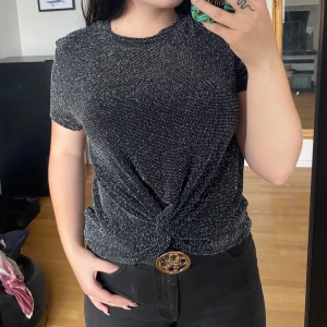 Glittrig topp  - Glittrig topp från Gina. Endast använd ett fåtal gånger. Alltså perfekt skick. Stl. S.  Frakt 44kr eller hämtas upp i Malmö. 