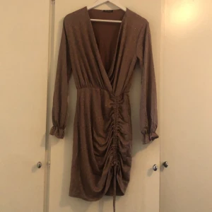 NY klänning Missäy - Helt ny klänning i storlek S/M.