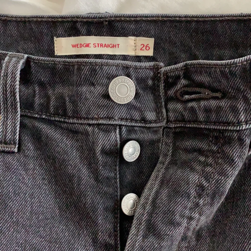 Raka jeans från Levi’s i modellen ”Wedgie straight”. Storleken är W26 L28, vilket motsvarar 34/36. De är endast använda 2 gånger då de är för korta för mig (174), alltså väldigt bra skick. Nypris:1149kr✨Köparen står för frakten! Budgivning i kommentarerna. Jeans & Byxor.