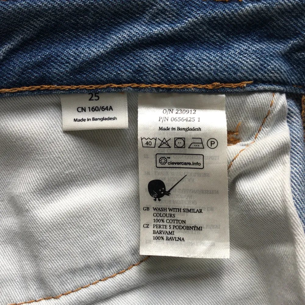 Ett par jeans från Monki, modell YOKO, i mycket gott skick 😝 Säljer för 250 + frakt. Jeans & Byxor.