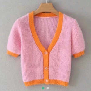 Stickad kofta - Supersöt stickad kofta. Använd två gånger och bra skick. Storlek onesize men skulle säga xs-s men den är ganska stretchig.