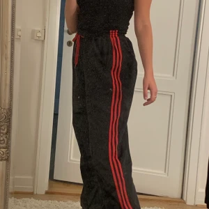 Adidasbyxor  - Trackpants från adidas, väldigt bra skick. Storlek L skulle dock säga mer M.