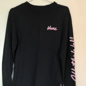 långärmad vans tröja - svart långärmad vans tröja i storlek m! använd typ två gånger så som ny. en långärmad t-shirt ifrån vans basically. kom med bud och ansvarar inte för postens slarv🥰🤩