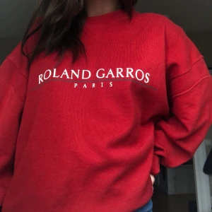 Vintage sweatshirt/collagetröja - Sweatshirt/collage tröja i vintage! Röd med text på bröstet. Passar flera storlekar då den både kan bäras som oversize och inte. Ovan bärs den av en XS/S.