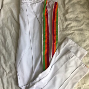 Byxor från Junkyard  - Jättesnygga byxor med färgglada ränder på sidorna från Junkyard, storlek M. 