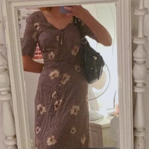 vacker långklänning - såå fin men tyvärr lite för stor för mig! knappt använd, fint skick!💗 kan mötas på söder eller frakta, kontakta mig för fler bilder☺️ 