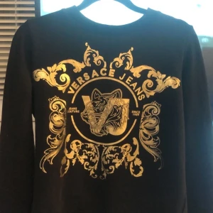 Versace tröja - Säljer nu min versace tröja köpt på zalando för ungefär ett år sedan den säljs ej längre på zalando den är i strl s man passar även som xs/s kan gå ner vid snabbaffär