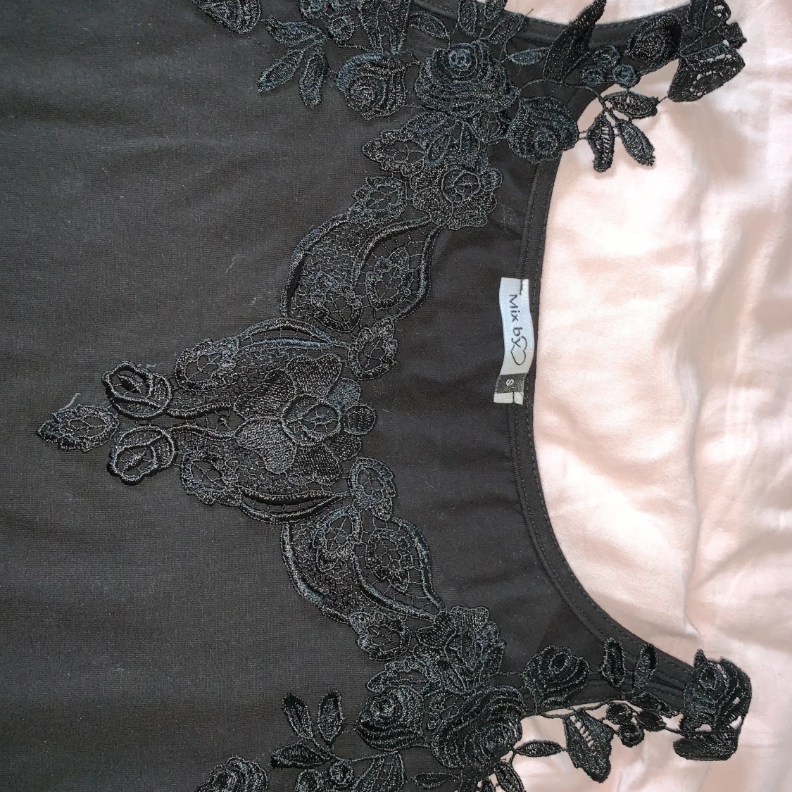 Svart detaljerat linne - 91