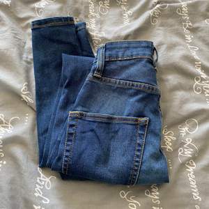 Jeans från lager157 i fint skick, smalare i midjan. Frakt 63