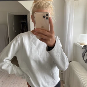 Tröja - Säljer min jättefina tröja från zara. Den har en väldigt fin kvalitet. Färgen är grå/vit/blå. Säljer pga att jag it använder den💕