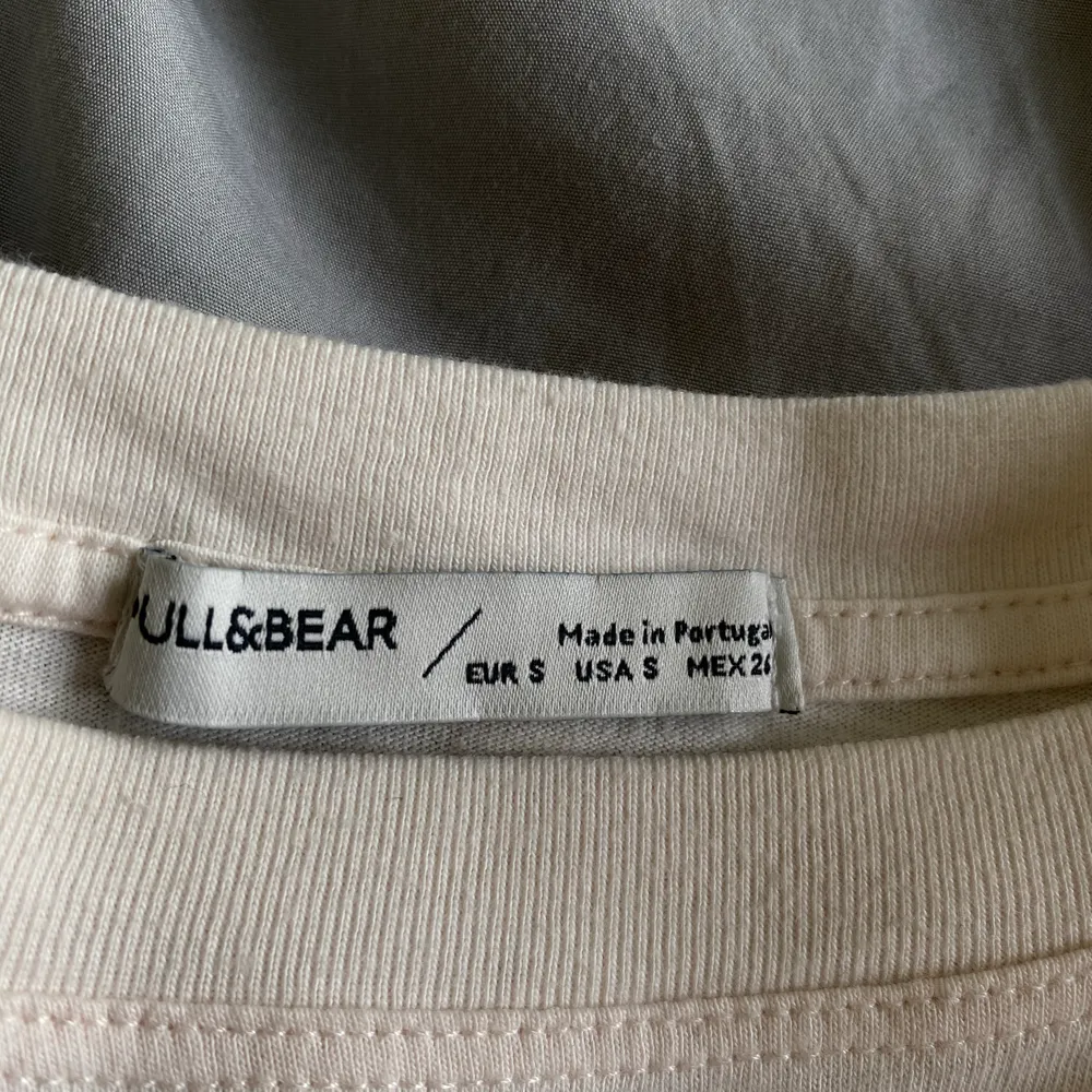 En somrig t-shirt från Pull & Bear. Knappt använd och köpt för ett år sedan. Ingen skada alls på den. Den är i strl S men funkar lika bra för personer med strl M. Nypris 199kr. T-shirts.