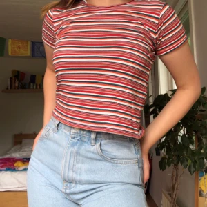 80s t-shirt - Näst intill oanvänd T-shirt med fina färger. Storlek S/XS 40kr