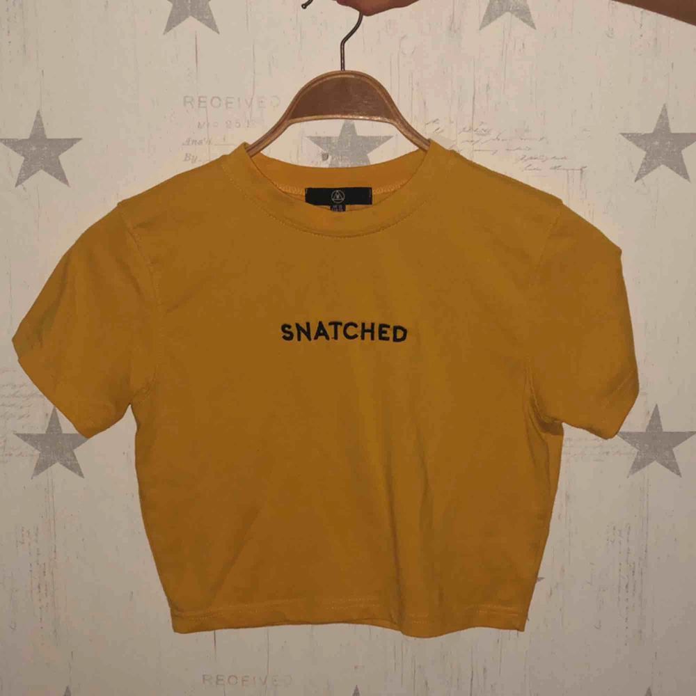 en jättefin gul tröja som är köpt på missguided sommaren 2019. Hittade tyvärr inte det gamla priset. Säljer den för 50 kr plus frakt ❤️. Toppar.