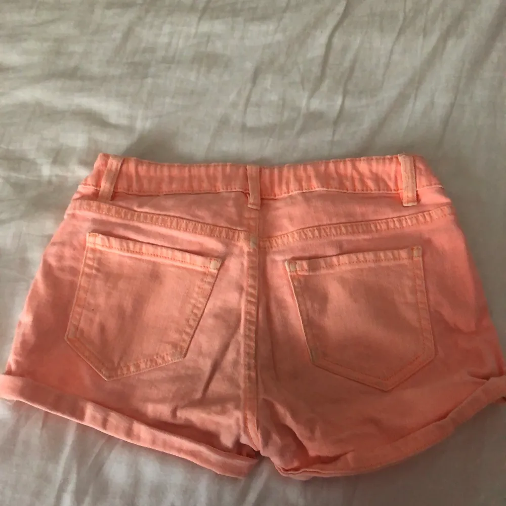 Orange/rosa shorts i bra kvalitet, samt är stretchiga från Lindex. Vid frågor är det bara att kontakta mig:) Köparen står för frakt . Shorts.