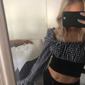 Zara - Super söt tröja ifrån Zara storlek XS! Helt ny endast testad och köparen får stå för frakten 💓 köptes för 399kr säljer för 199k!! Priset kan diskuteras 