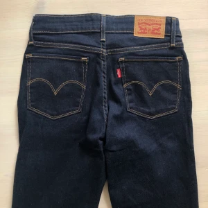 Levi’s Jeans i toppskick!⚡️ - Säljer dessa godingar i toppskick! Köpta i USA och endast testade då de tyvärr var försmå:(💖 Modellen heter 715 Bootcut och de är stl 26 (motsvarar 34/36)⚡️ Nypris 1000 kr! GRATIS FRAKT