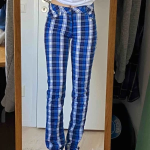  - Säljer dessa svincoola rutiga byxor då de inte kommer till användning. Endast använda en gång. Köpta second hand. De är långa på mig som är 170 cm lång. Möts upp i stockholm.