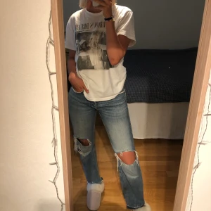 Slitna jeans - Slitna, raka jeans från Zara, storlek 38! Jag är ca 171 cm lång och de är lagom långa på mig