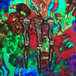 Monster halsband - Snyggt Monsterhalsbnad i vitt med silverkedja!