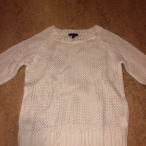 Stickad tröja - Fin stickad tröja i storlek 146/152, passar alldeles utmärkt på någon med XS & S