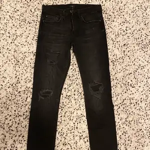 Helt oanvända och nya svarta slitna jeans ifrån River Island. Dessa jeans är endast testade och ALDRIG använda, dock är prislappen ej kvar. Köptes på River Island i Mall Of Scandinavia. FRI FRAKT!