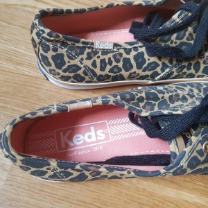 𝗞𝗘𝗗𝗦 (𝗡𝗬𝗔) - Köptes för 1000kr aldrig använda fina keds och storlek 36! helt nya bara provade en gång buda på dem!