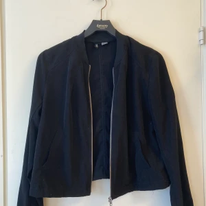 Fest kofta  - Här har vi en kofta för speciella tillställningar. Den är i storlek 42 men i minsta laget så passar fint till 38 också. Använt ett fåtal gånger. Köparen står för frakten om ni inte bor i närheten och vill mötas upp.