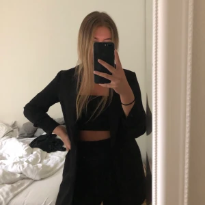 Kavaj 🖤 - Säljer denna snygga kavajen från H&M med uppvikta armar som jag aldrig använt.  den sitter bra oversized på mig. Nypris 399kr men säljer för 250kr. Frakt tillkommer ⚡️