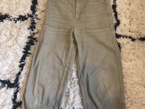 Beige cargo byxor XS otherstories - Tighta cropped cargo byxor, passar om man är kort (jag är 1,60) XS / 32 highwaist 