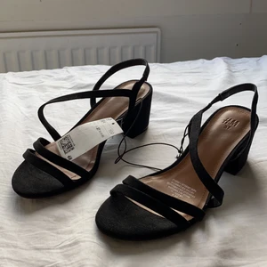 Svarta sandaletter med blockklack  - Säljer dessa par klackskor från H&M köpta för några månader sen. Aldrig använda endast provade. Prislappen är fortfarande på! Köpare står för frakt.                                                     Storlek: 37. Höjd: ca 6 cm