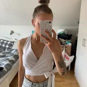 Crop Top NA-KD - En vit crop top från NA-KD i storlek 34 som är köpt i våras och är helt oanvänd. Jag säljer den då den inte kommit till användning hos mig. Köparen står för frakten.