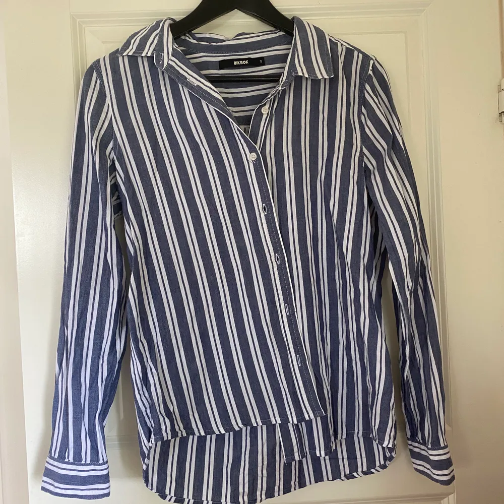 en typisk ”farfar skjorta”, från bikbok. endast provad!!💜                               endast swish & fraktkostnad tillkommer 🖤. Skjortor.