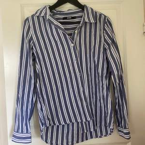 en typisk ”farfar skjorta”, från bikbok. endast provad!!💜                               endast swish & fraktkostnad tillkommer 🖤